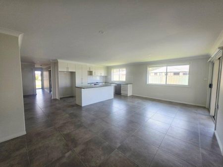 Modern Four Bedroom Family Home - Photo 5