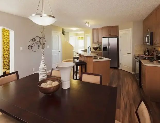 3 Bedroom + Den for rent in a Clean & Spacious house in South Edmonton | 2A Ave SW, Edmonton - Photo 1