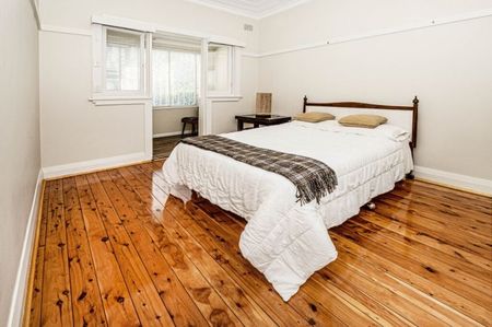 Spacious Family Home Backing Directly Onto Nagle Park - Photo 3