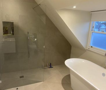 SPACIOUS DOUBLE BEDROOM WITH USE OF LARGE BATHROOM IN QUIET AND CON... - Photo 6