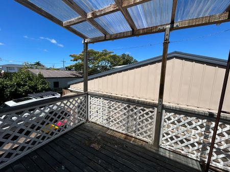 3 Bedrooms on Te Atatu Rd - Photo 2