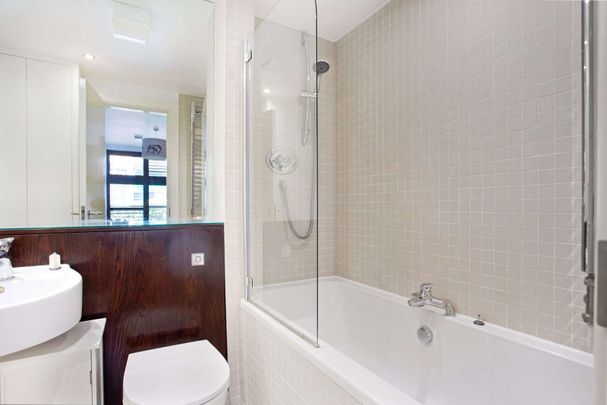 Well-located contemporary art deco style two bed apartment with secure garage space - Photo 1