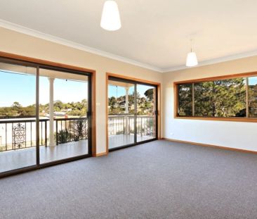 Light-Filled Apartment Offering Comfort and Convenience - Photo 6