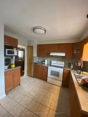 Detached Home For Lease | W9038936 - Photo 1