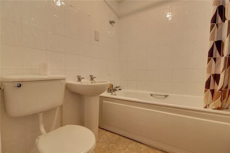 Albert Road, Bagshot, Surrey, GU19 - Photo 4