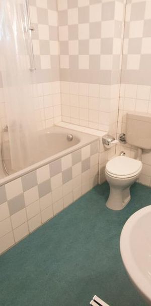 Schöne helle gepflegte Altbauwohnung zu vermieten - Foto 1