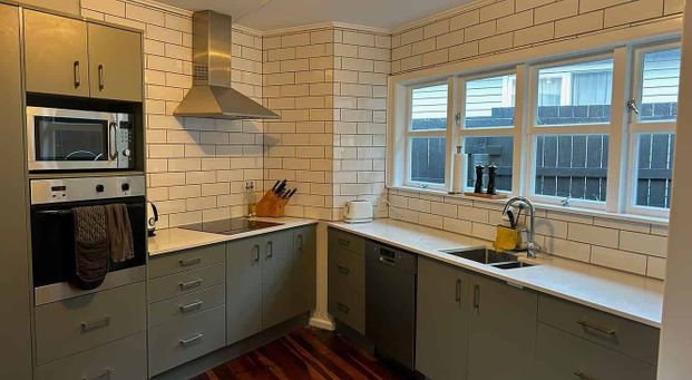 Modernised Family Home + Extra Sleepout Room - Photo 1