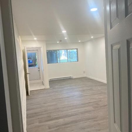 Luxueux 3 ½ Neuf à Louer – Anjou – Avec Stationnement Privé - Photo 3