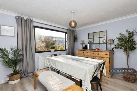 4 bedroom semi-detached house to rent - Photo 2