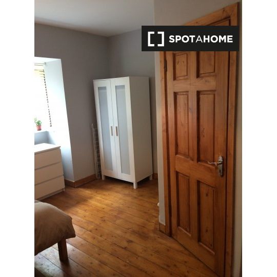 Room for rent in 4-bedroom apartment in Glasnevin, Dublin - Photo 1