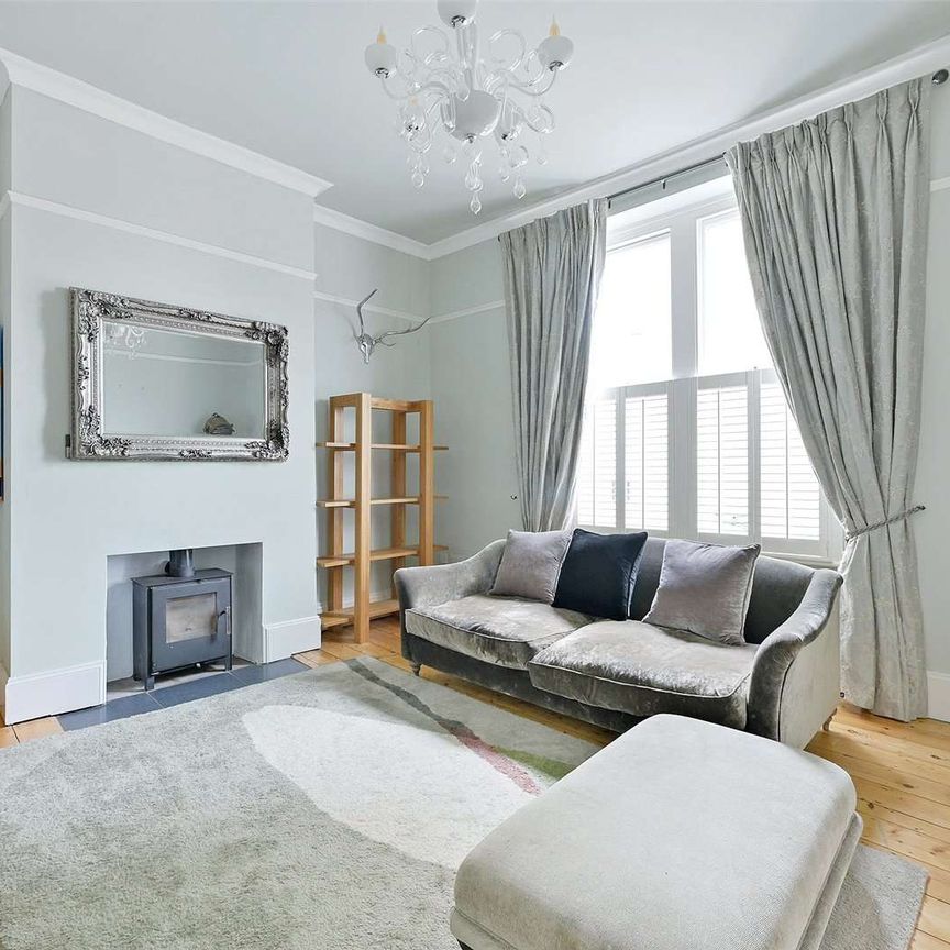 An exceptional Four bedroom Georgian townhouse offers beautiful accommodation, ideal as a refined family home, in the heart of the highly sought-after Kingsdown area. - Photo 1