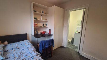 1 bedroom in a house share to rent - Photo 2