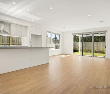 A Blend of Light, Luxury and Contemporary Elegance - Photo 2