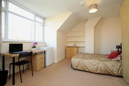 Marlowes, Hemel Hempstead, HP1 1LA, Hertfordshire - Photo 2