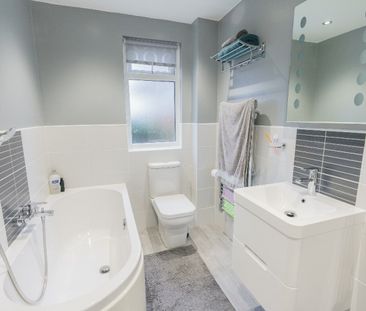 POPULAR CUL DE SAC Glenmeadows Drive - Photo 3