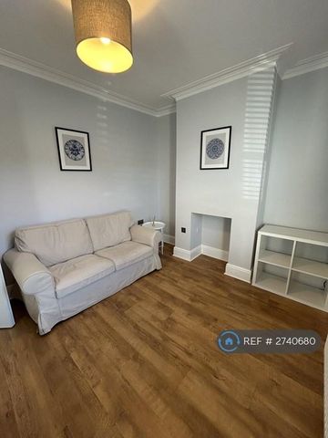 4 bedroom end of terrace house to rent - Photo 5