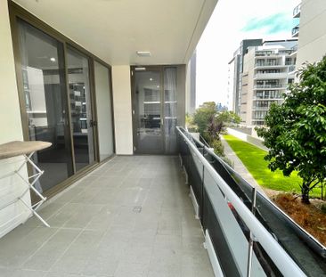 [Fully furnished] Stunning Three Bedroom Apt with 2 Car Space for L... - Photo 1