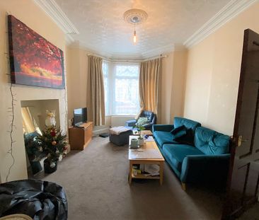 £1,400 PCM, Spacious Four Bedroom House with Enclosed Rear Garden i... - Photo 3