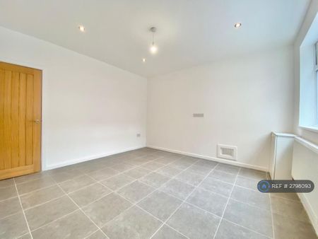 2 bedroom end of terrace house to rent - Photo 5