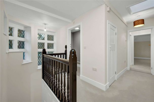 A beautiful family home adjacent to mature woodlands in Ascot - Photo 1