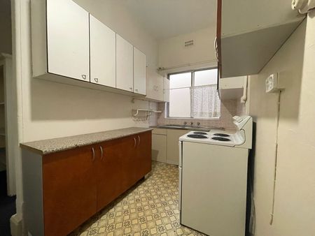 Oversized neat and tidy 2-bedroom shop top flat - Photo 5