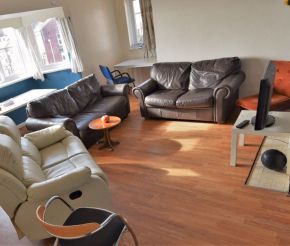 6 bedroom Flat in Bankfield Road, Leeds - Photo 2