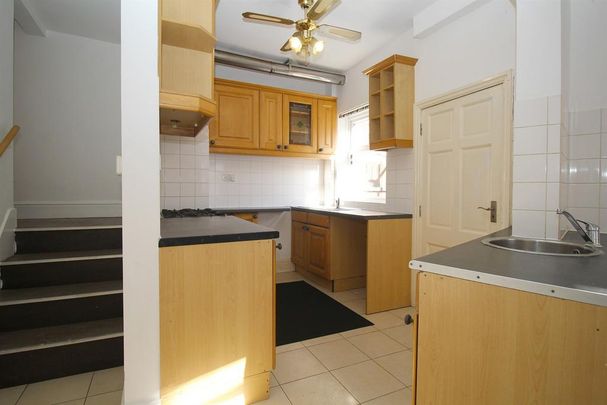 5 bedroom end of terrace house to rent - Photo 1