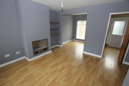 3 bedroom end of terrace house to rent - Photo 2