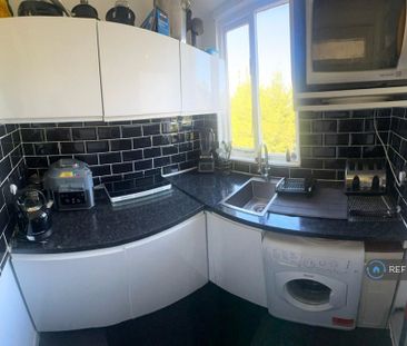 1 bedroom in a flat share to rent - Photo 2