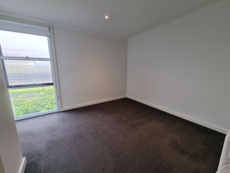 Sparkling Clean Modern 2 Bedroom Townhouse - Photo 2