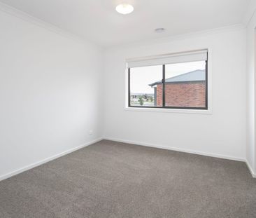 BRIGHT, MODERN HOME, PERFECT FOR FAMILIES OR PROFESSIONALS - Photo 5