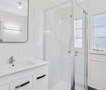 Renovated Coastal Cottage – Walk to Margate Beach Contact Julie Syk... - Photo 5