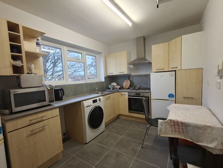 2 bedroom ground maisonette to rent - Photo 4