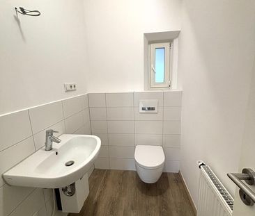 Exklusive 3,5-Zimmer-Wohnung mit Balkon, Stellplatz und EBK am Thea... - Photo 4
