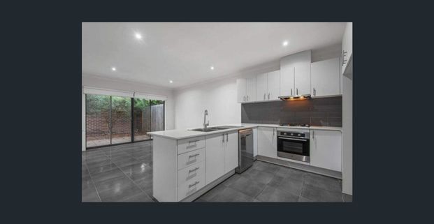 Spacious 3-Bed, 2-Bath Home in Prime Point Cook Location - Photo 1