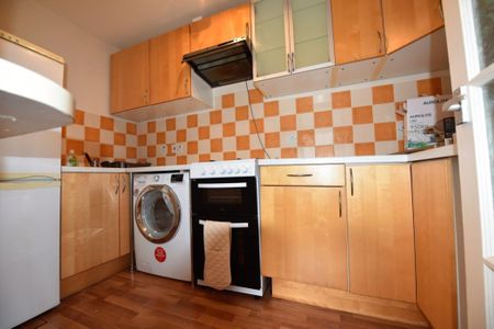 1 bedroom Flat in Abbeydale Grove, Leeds - Photo 3