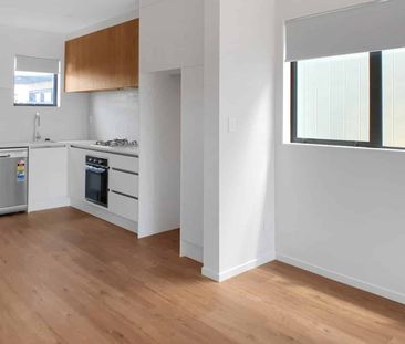 HOBSONVILLE - Terrace House - Photo 4