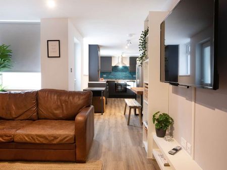 6 Bed Student House, Available for 24/25 Academic Year! Room 4 - Photo 2