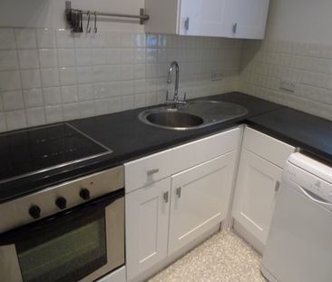 One Bedroom Flat for Rent Located in the heart of Historic Greenwich - Photo 2