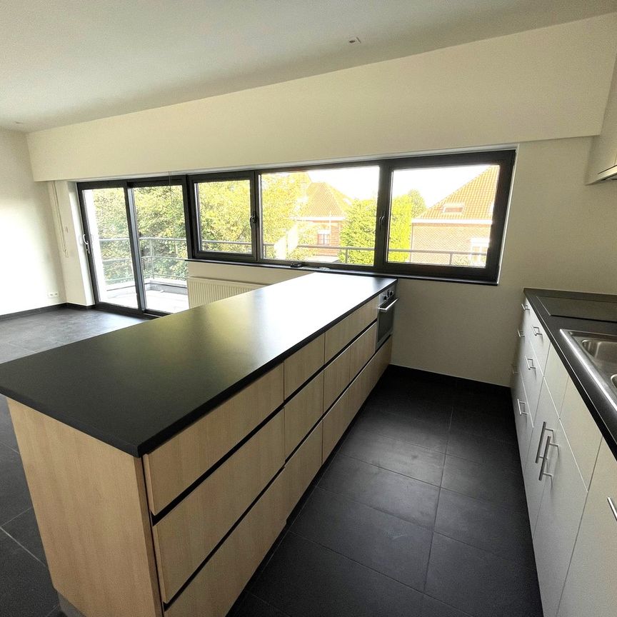 Volledig gerenoveerd energiezuinig duplex appartement dichtbij vele voorzieningen - Photo 1