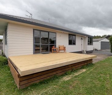 Tidy home, great location! - Photo 1