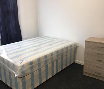 5 bedroom semi-detached house to rent - Photo 2