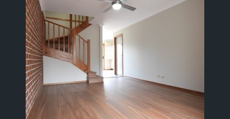 Updated three-bedroom townhouse with courtyard in Kingswood - Photo 2