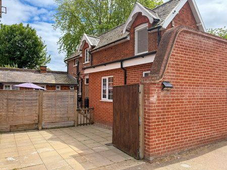 The Cottage, Exeter Villa, Newmarket - Photo 2