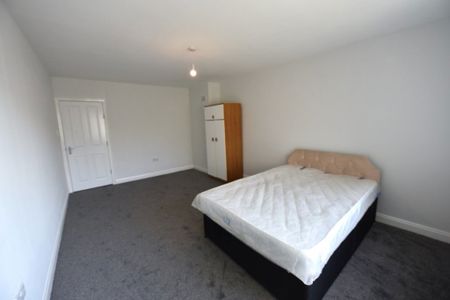 3 bedroom Flat in Lea Farm Drive, Leeds - Photo 3