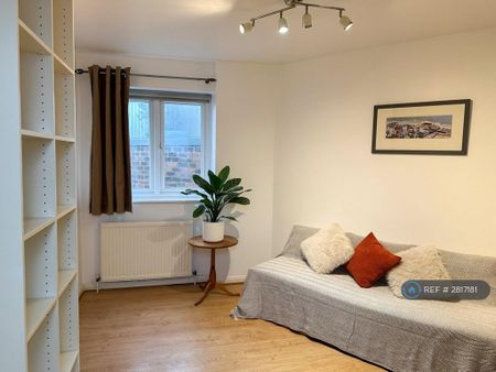 2 bedroom flat to rent - Photo 2