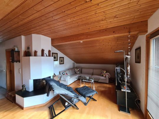 Cozy 3-room attic apartment with balcony in Betschwanden - Foto 1