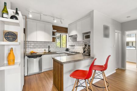 Stylish apartment in central leafy pocket - Photo 4