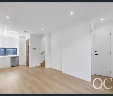 Open the door to modern Findon living - Photo 2