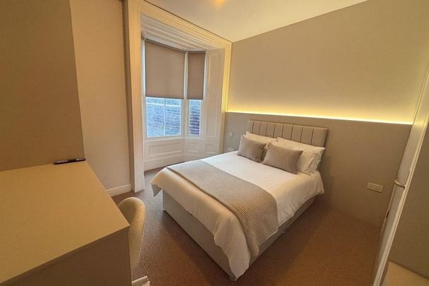 8 bedroom house of multiple occupation to rent - Photo 1